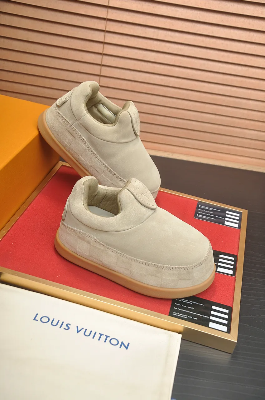 Men's men's shoes💰700💶 🔥New style🔥 LV co-branded nigo, ugly and cute😍Many Internet celebrities have put on their shoes, classic and versatile items.  ❄️Fabric: Imported high mercerized cow suede. ❄️Inner lining: high-grade elastic mesh, ❄️Outsole: original molded outsole, palm print rubber outsole with hidden L letter and Monongram flower ❄️Size: Female 35-41 (Female 41 customized), Male 39-46 (45-46 customized)